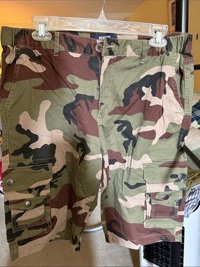 Woman’s size 14 army cargo shorts NWT